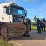 Homem bate de frente com carreta e morre na MGC-332, em Minas