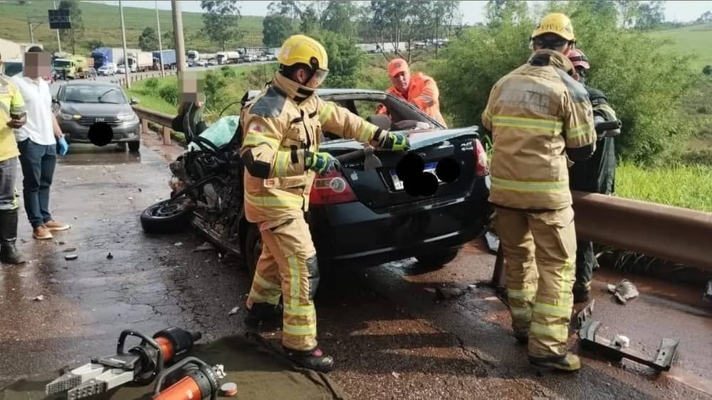 Idoso morre em batida frontal entre carro e caminhão na BR-040
