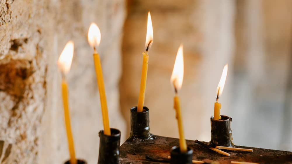 Homem acende velas por falta de luz, provoca incêndio e filho sofre queimaduras em Minas