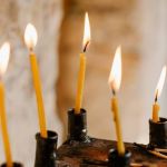 Homem acende velas por falta de luz, provoca incêndio e filho sofre queimaduras em Minas