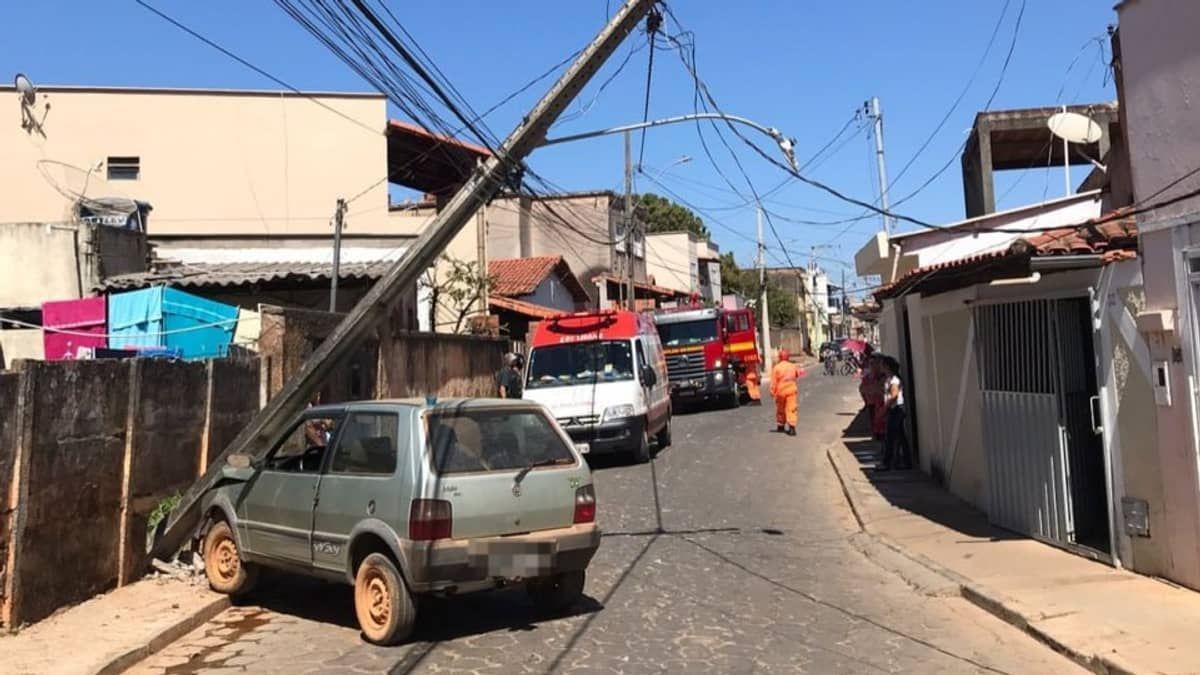 Motorista passa mal enquanto dirige e bate em poste de eletricidade em Minas