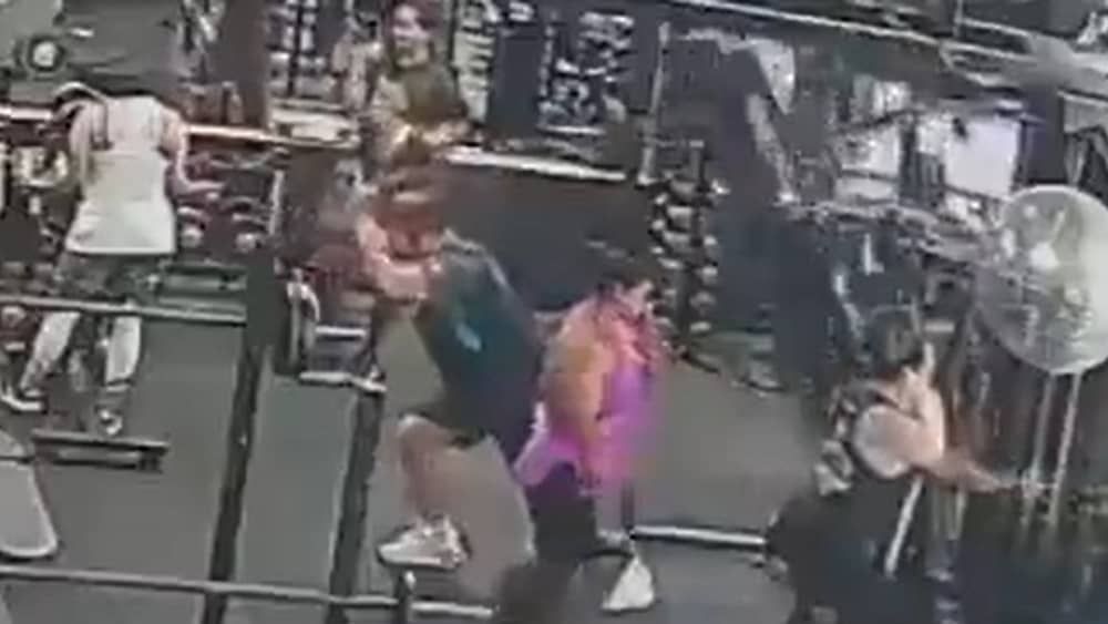 Vídeo: homem é atingido na cabeça por aparelho de musculação em Minas