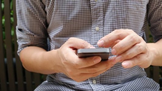 O homem pedia que a adolescente o enviasse fotos e vídeos nua pelo WhatsApp e Instagram