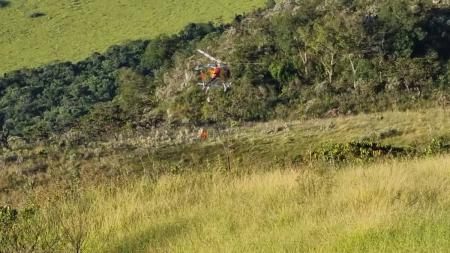 O homem precisou ser içado por um helicópeto do Corpo de Bombeiros