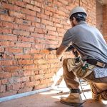 Pedreiro será indenizado após ser chamado de 'vagabundo' e 'moleque' pela dona da obra