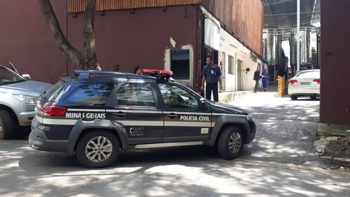 Homem é preso por matar pai e irmão com um machado após discussão familiar em Minas Gerais
