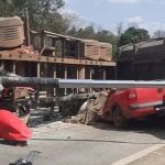 Carreta com milho esmaga caminhonete Saveiro e mata uma pessoa na MG-050