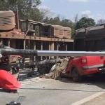 Carreta com milho esmaga caminhonete Saveiro e mata uma pessoa na MG-050