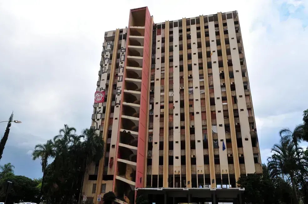 Torre Palace, primeiro hotel de luxo de Brasília, é demolido neste domingo (25); entenda