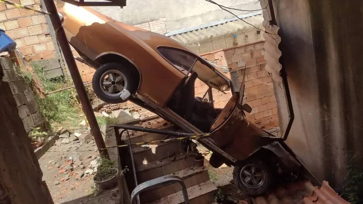 Idoso embriagado é preso após invadir casa com carro e ficar dependurado em muro, na Grande BH