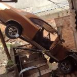 Idoso embriagado é preso após invadir casa com carro e ficar dependurado em muro, na Grande BH