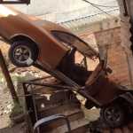 Idoso embriagado é preso após invadir casa com carro e ficar dependurado em muro, na Grande BH