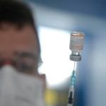 Covid: vacina bivalente começa a ser aplicada nesta segunda (6) em idosos com mais de 70 anos em BH; veja locais