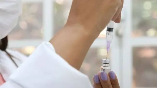 O imunizante bivalente aumenta a proteção contra as cepas já identificadas do coronavírus, incluindo a variante ômicron