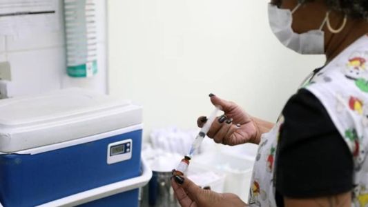 O imunizante protege contra sarampo, caxumba e rubéola