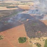 Bombeiros combatem incêndio em plantação de cana-de-açúcar na Serra da Aroeira