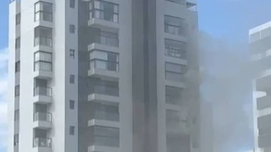 O incêndio começou em um apartamento do quarto andar do prédio