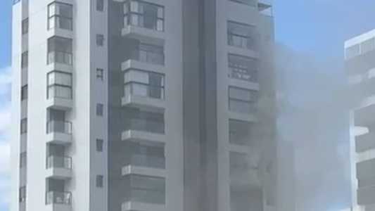 O incêndio começou em um apartamento do quarto andar do prédio