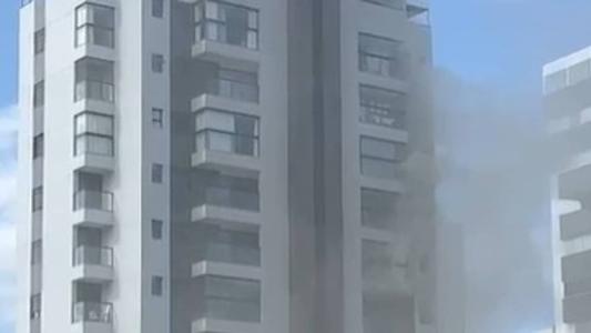 O incêndio começou em um apartamento do quarto andar do prédio