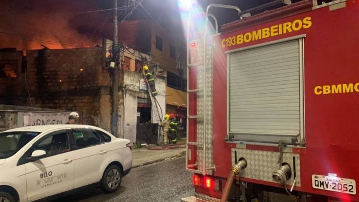 Incêndio destrói oficina de motos na Pampulha, em Belo Horizonte