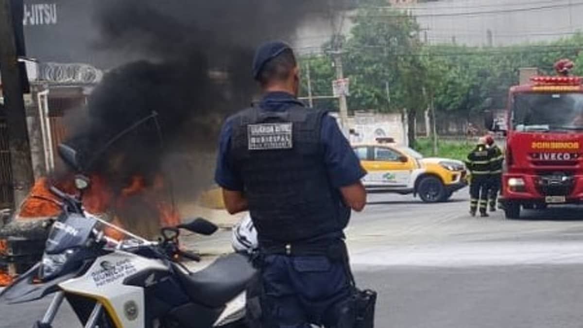 Vídeo: carro pega fogo no bairro São Gabriel, em BH, e mobiliza bombeiros 