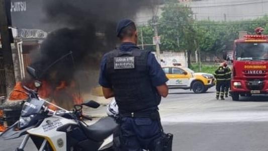 O incêndio no veículo VW Gol foi completamente debelado