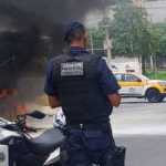 Vídeo: carro pega fogo no bairro São Gabriel, em BH, e mobiliza bombeiros