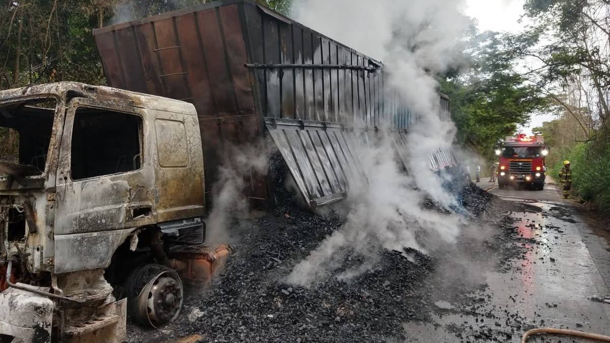 Caminhão carregado com carvão pega fogo em rodovia de Minas Gerais