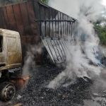 Caminhão carregado com carvão pega fogo em rodovia de Minas Gerais