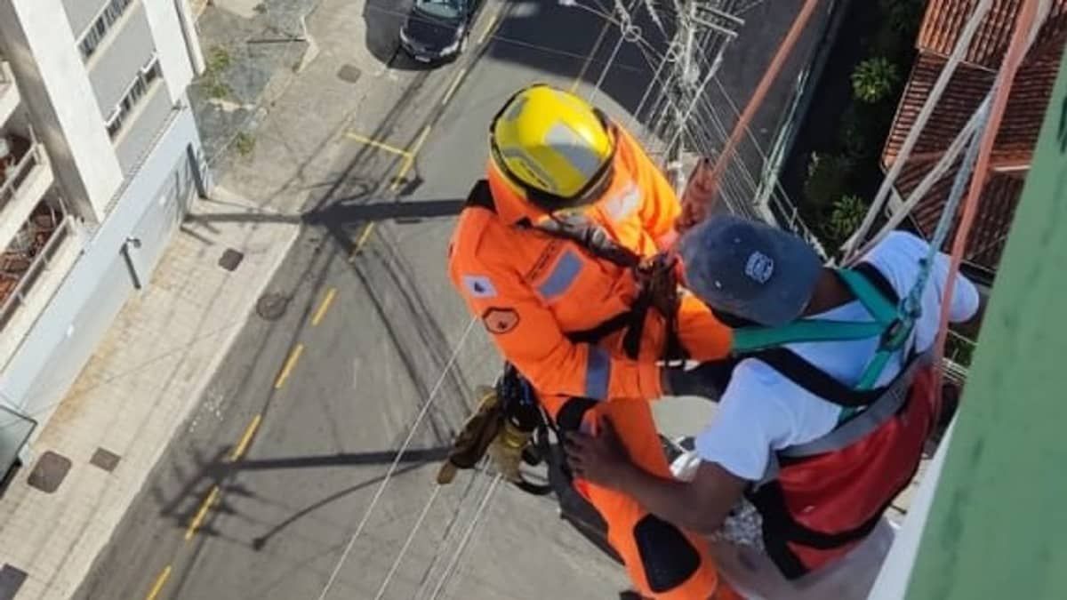 Vídeo: trabalhador é resgatado do alto de prédio que pintava após ficar preso pela 'linha de vida' em Minas