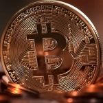 Homem esconde milhões em bitcoins para se divorciar, mas acaba descoberto