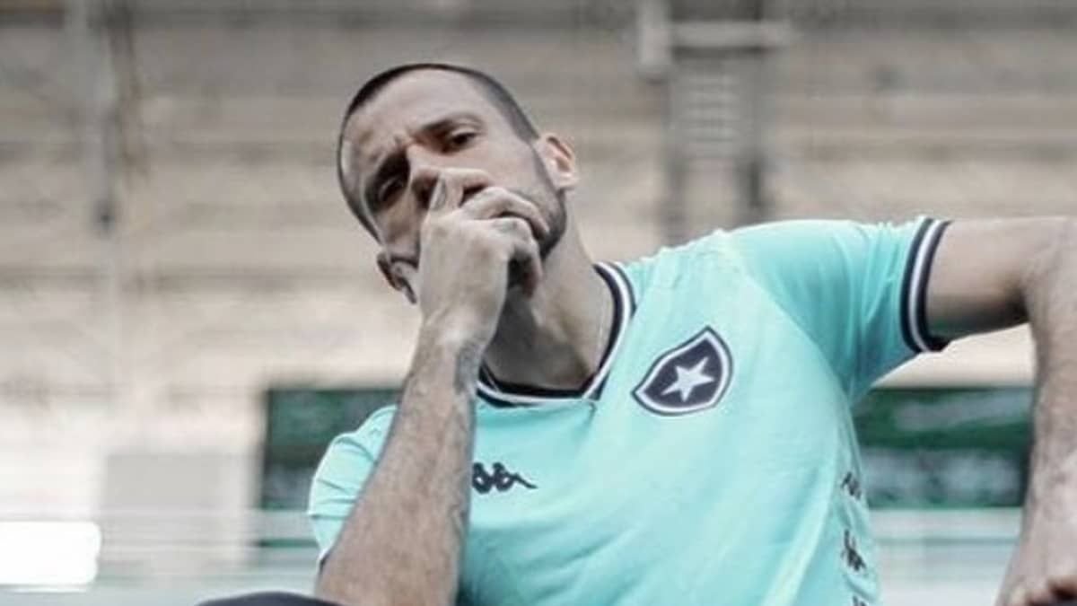 Diego Cavalieri anuncia aposentadoria e cogita carreira no rap: 'Universo que me achei'