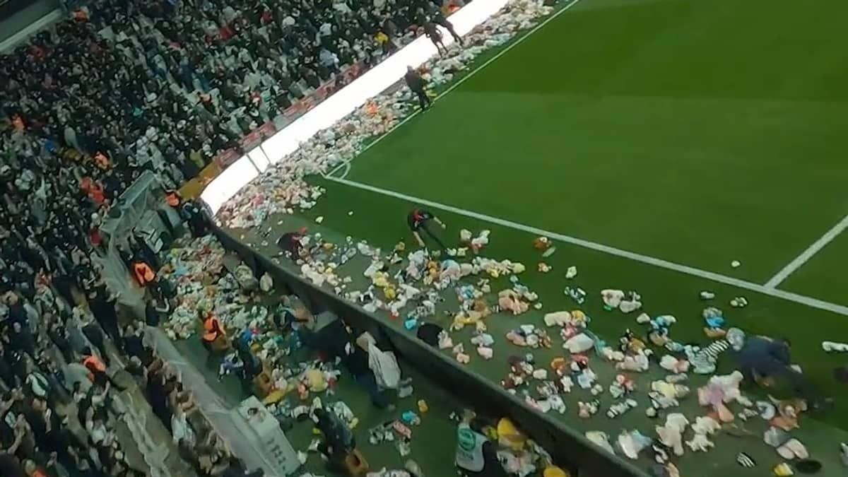 Terremoto na Turquia: torcida do Besiktas interrompe partida do campeonato turco com 'chuva de brinquedos'