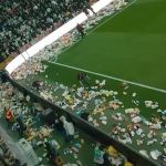 Terremoto na Turquia: torcida do Besiktas interrompe partida do campeonato turco com 'chuva de brinquedos'