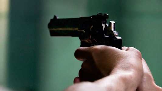 O jovem, de 21 anos, namorava a filha do suspeito, de 14