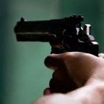 Homem atira no namorado da filha de 14 anos por não aceitar o relacionamento