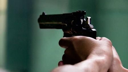 O jovem, de 21 anos, namorava a filha do suspeito, de 14