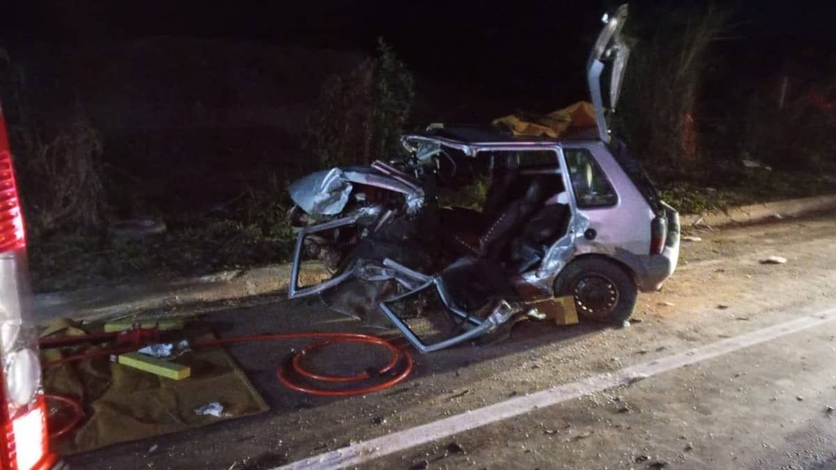 Fiat Uno fica destruído em acidente e jovem de 19 anos é retirado das ferragens na BR-116 