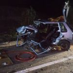 Fiat Uno fica destruído em acidente e jovem de 19 anos é retirado das ferragens na BR-116 