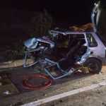 Fiat Uno fica destruído em acidente e jovem de 19 anos é retirado das ferragens na BR-116