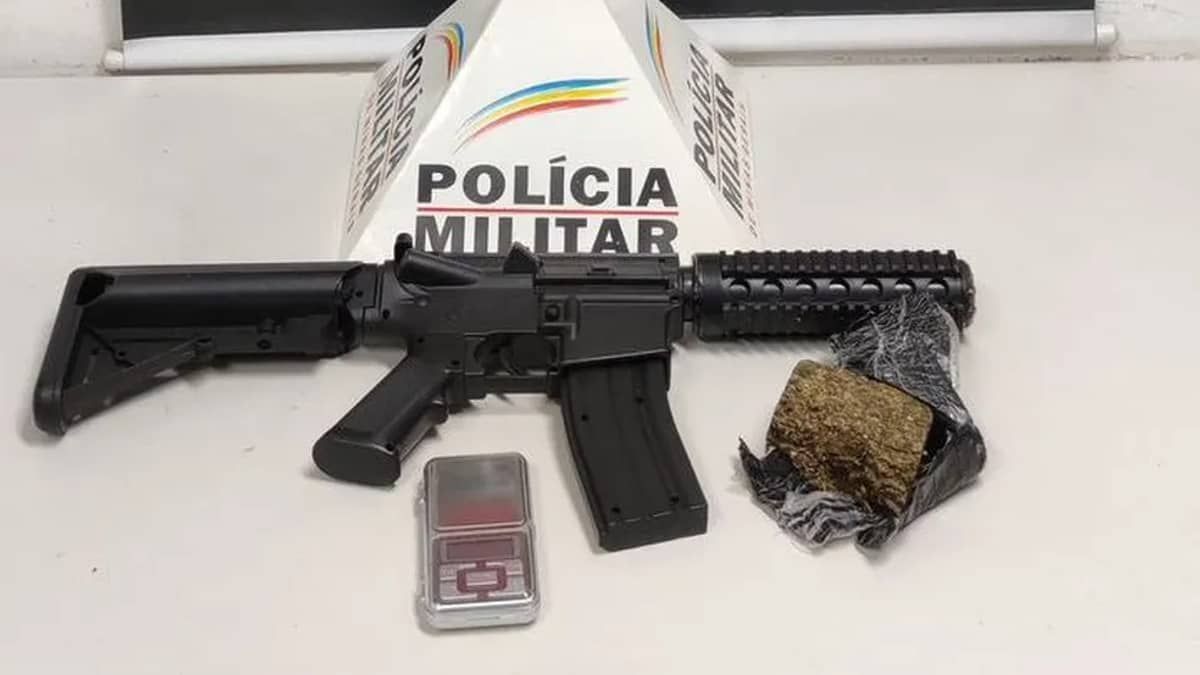 Adolescente com réplica de fuzil é apreendido em Minas