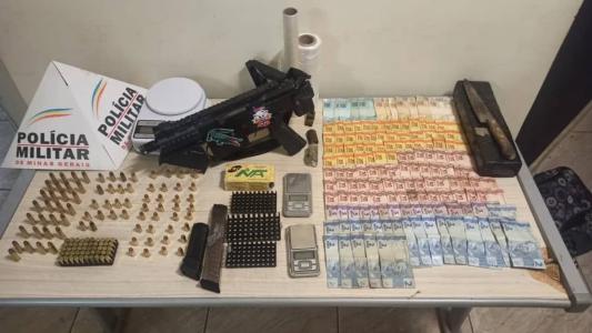 O jovem foi encaminhado para a delegacia junto com os materiais apreendidos