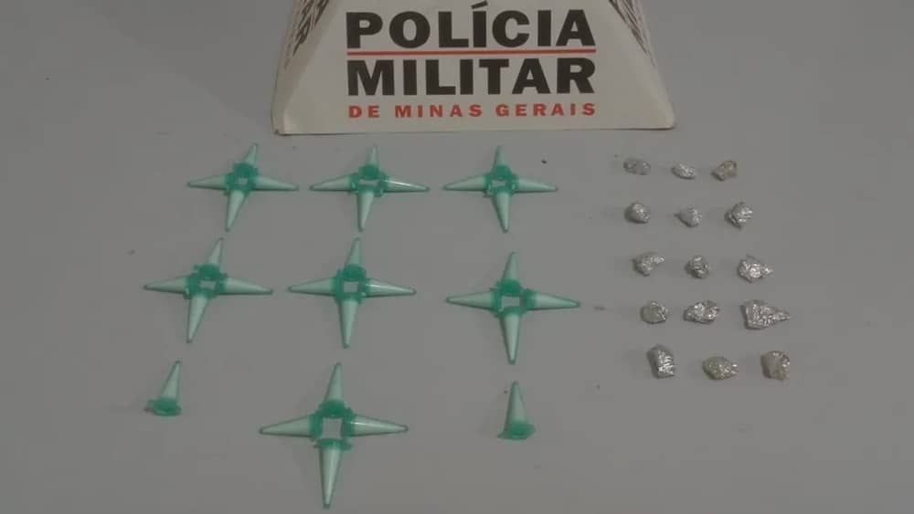 Adolescente é detido suspeito de esconder drogas embaixo de árvore em Minas