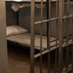 Polícia prende jovem suspeito de agredir irmã por encontrar fios de cabelo no banheiro, em Minas