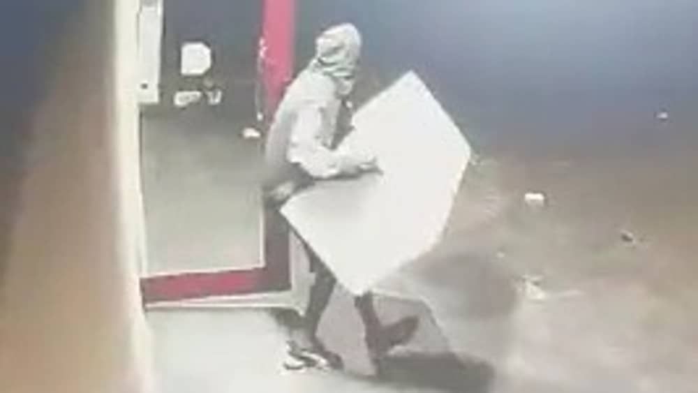 Vídeo: jovem é preso suspeito de arrombar agência e furtar micro-ondas e frigobar na Grande BH