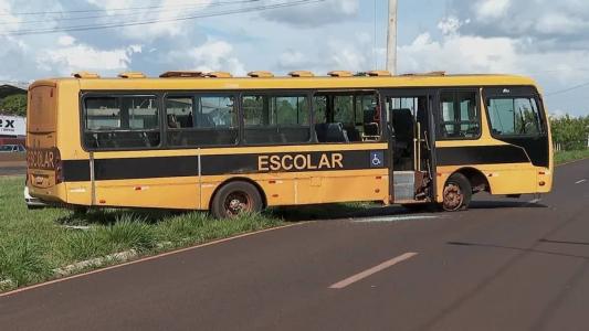 O jovem guiou o escolar a um canteiro lateral e conseguiu parar o veículo