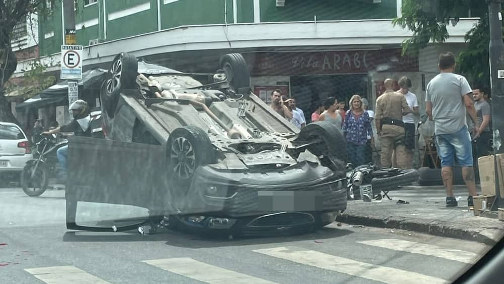 Vídeo: estudante capota veículo e provoca confusão generalizada em BH