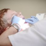 Família de criança que perdeu o dente após cair em van escolar será indenizada