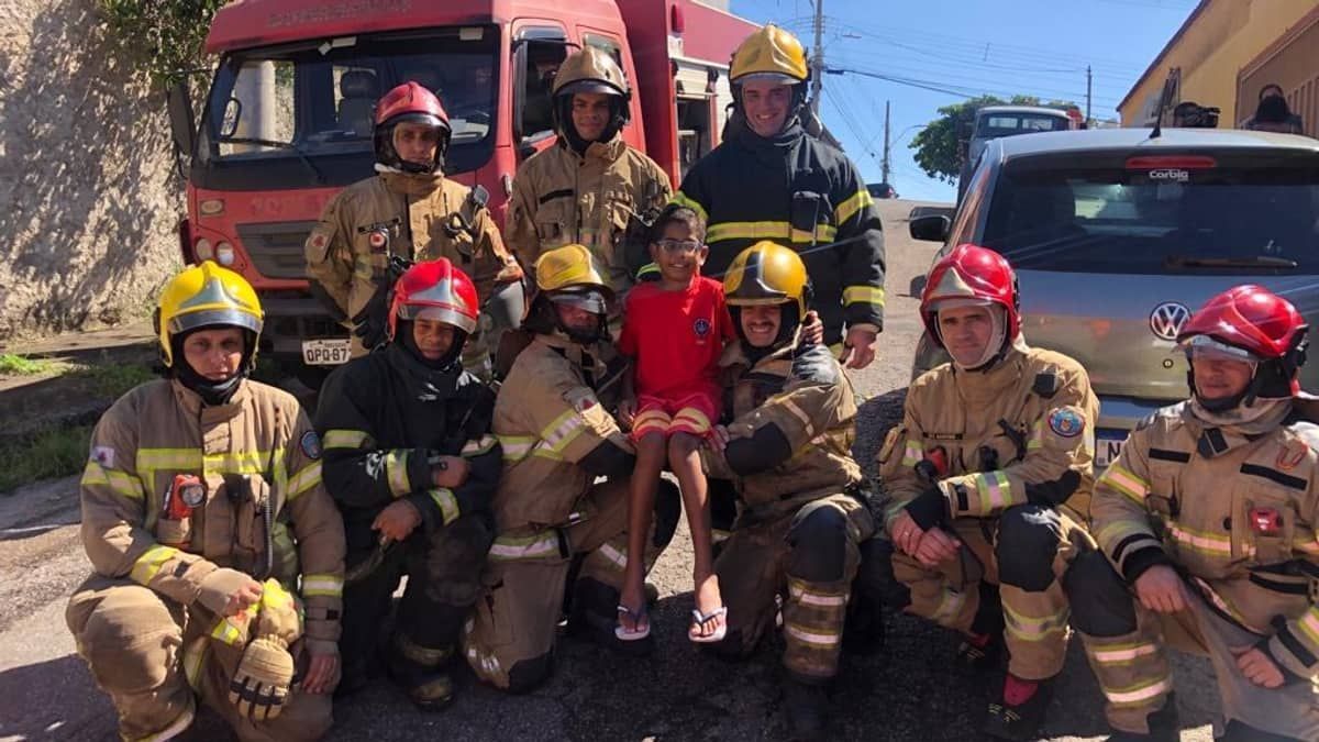 Bombeiros fazem surpresa para menino com doença rara: 'dia mais feliz'