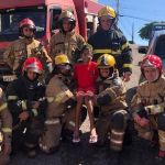 Bombeiros fazem surpresa para menino com doença rara: 'dia mais feliz'